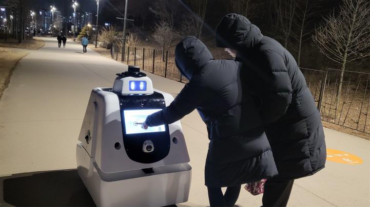 Robot Robotanic thực hiện c&ocirc;ng việc tuần&nbsp; tra đảm bảo an ninh 24/7 tại Vườn B&aacute;ch thảo Seoul. Ảnh: Smartcitiesworld.net