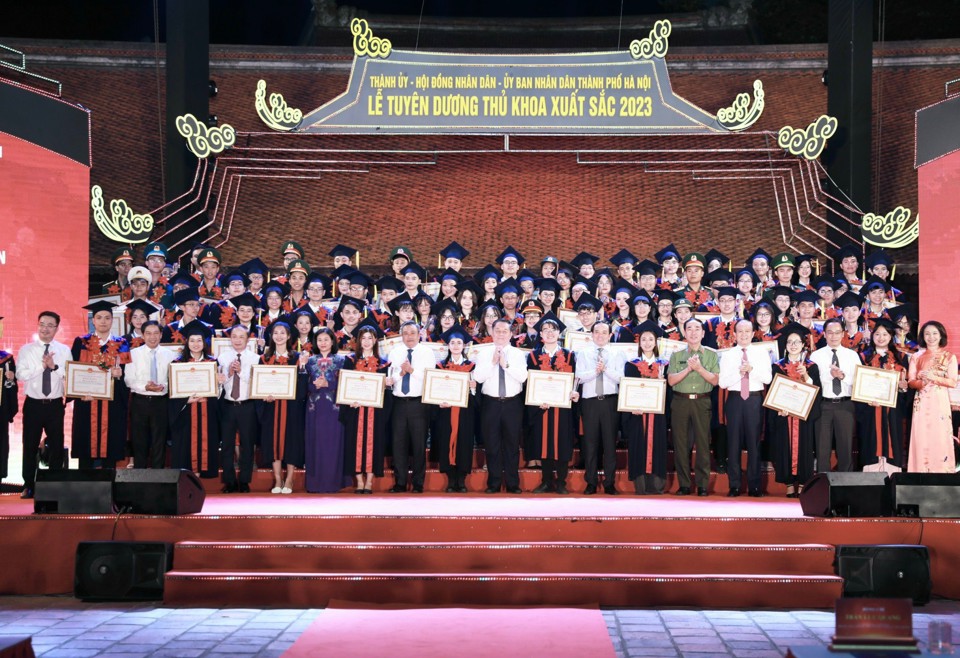 Hà Nội tuyên dương 96 Thủ khoa xuất sắc tốt nghiệp trường đại học, học viện - Ảnh 2