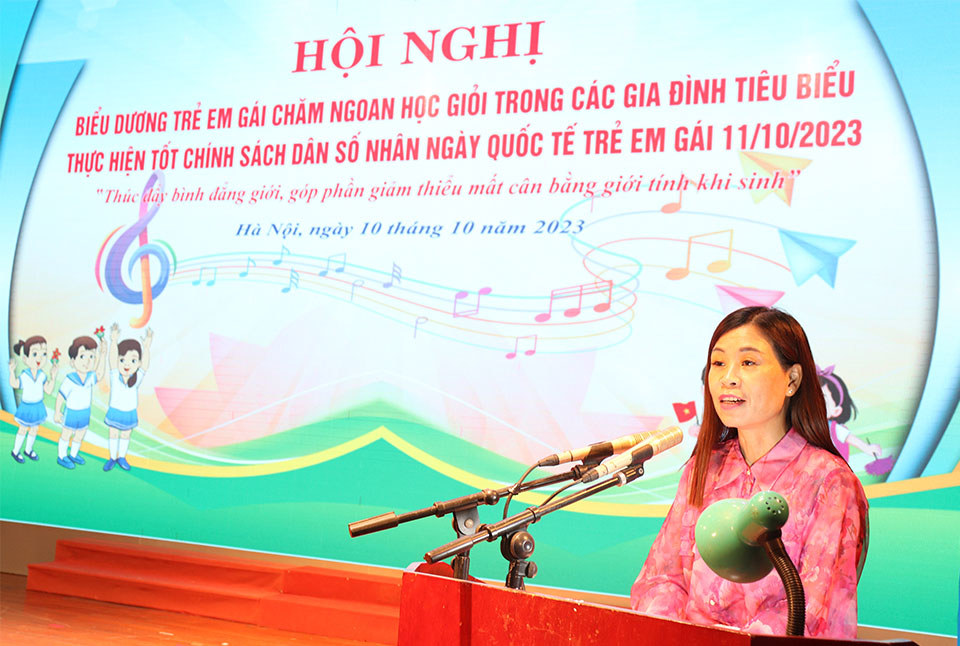 Phó Chi cục trưởng Chi cục Dân số - KHHGĐ Hà Nội Nguyễn Minh Xuân phát biểu tại hội nghị.