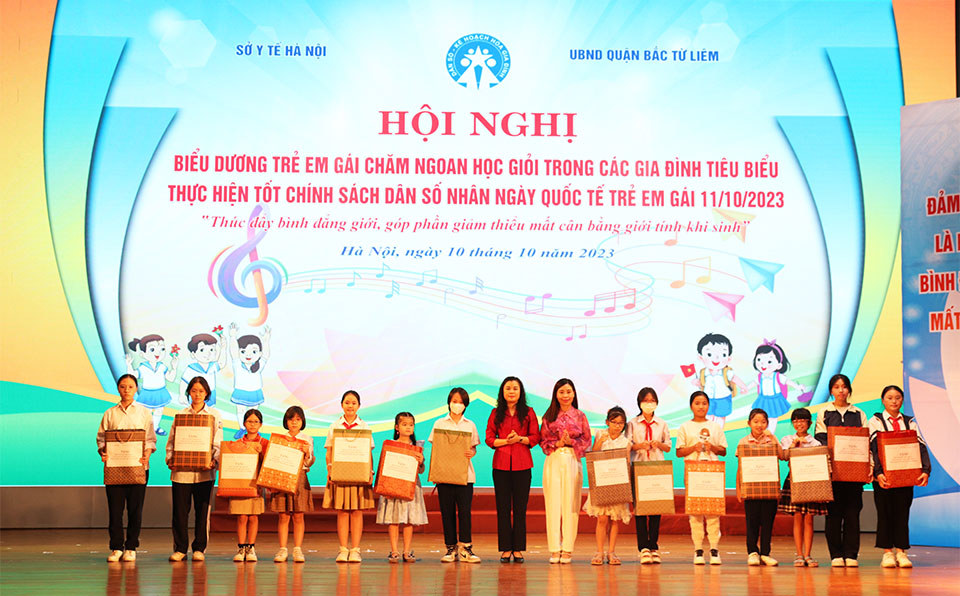 Lãnh đạo Chi cục Dân số - KHHGĐ Hà Nội và quận Bắc Từ Liêm tặng hoa biểu dương trẻ em gái chăm ngoan, học giỏi nhân ngày Quốc tế trẻ em gái (11/10) năm 2023.