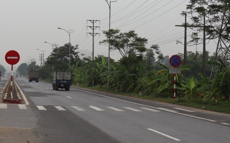 Biển b&aacute;o giao th&ocirc;ng thiếu th&ocirc;ng tin. Ảnh Sỹ H&agrave;o.&nbsp;