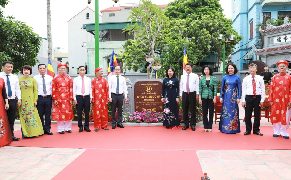 L&atilde;nh đạo Th&agrave;nh phố v&agrave; quận Long Bi&ecirc;n dự lễ gắn biển c&ocirc;ng tr&igrave;nh Ch&ugrave;a Xu&acirc;n Đỗ Hạ&nbsp;