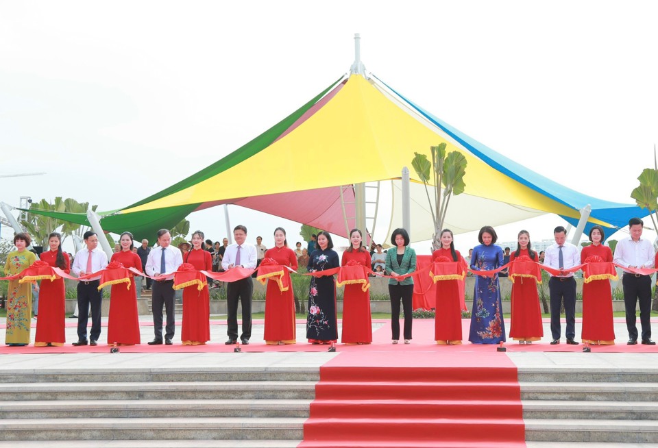 L&atilde;nh đạo Th&agrave;nh phố v&agrave; quận Long Bi&ecirc;n cắt băng kh&aacute;nh th&agrave;nh C&ocirc;ng vi&ecirc;n Ngọc Thụy