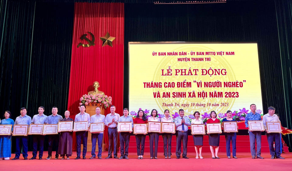 2,871 tỷ đồng ủng hộ tại tháng cao điểm “Vì người nghèo” huyện Thanh Trì - Ảnh 2