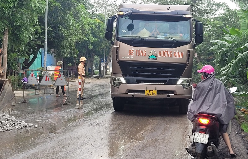 Lực lượng Cảnh s&aacute;t giao th&ocirc;ng c&oacute; mặt tại hiện trường để giải tỏa, ph&acirc;n luồng, hạn chế &ugrave;n tắc giao th&ocirc;ng