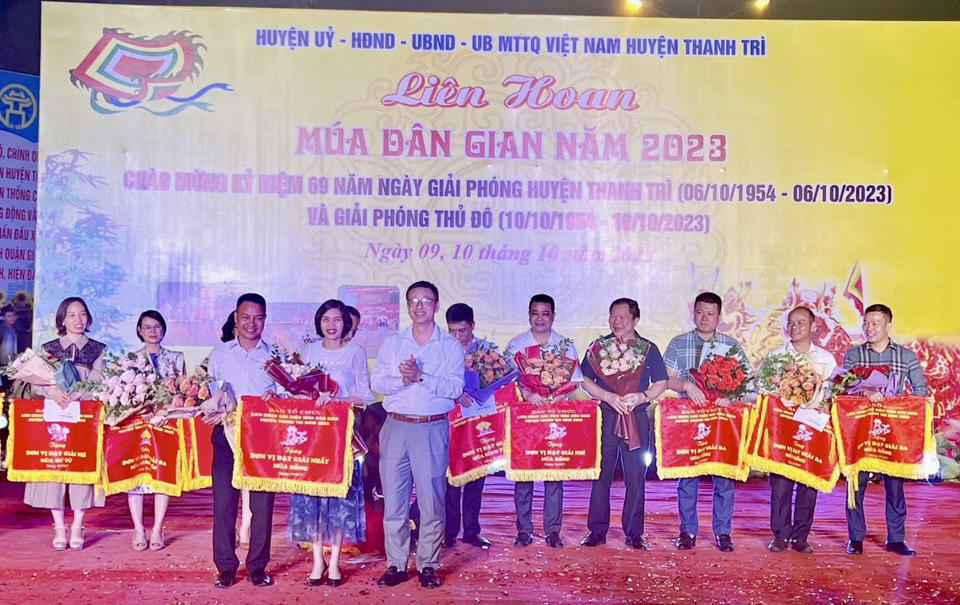 Ph&oacute; Chủ tịch UBND huyện Thanh Tr&igrave; Nguyễn Văn Hưng trao giải cho c&aacute;c đội đạt giải.