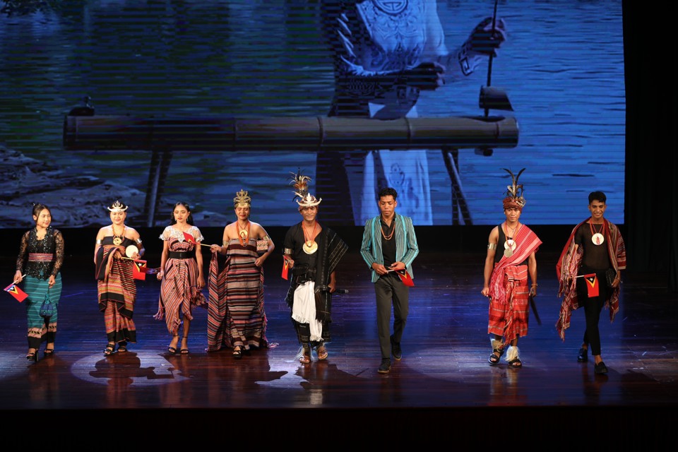 Tr&igrave;nh diễn trang phục truyền thống ASEAN trong khu&ocirc;n khổ Chương tr&igrave;nh Giao lưu nghệ thuật quốc tế 2023 tại H&agrave; Nội. Ảnh: Cẩm H&agrave;.&nbsp;