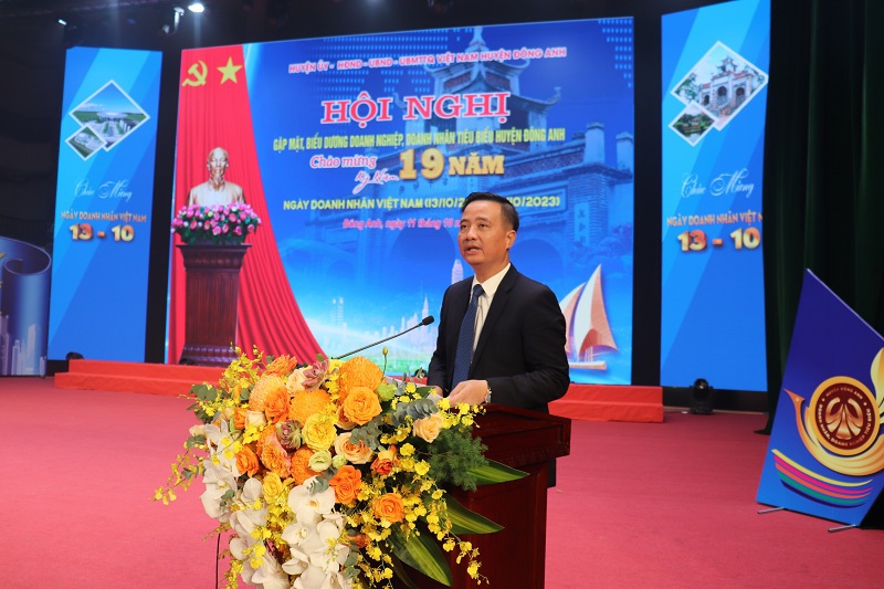 Chủ tịch UBND huyện Đ&ocirc;ng Anh Nguyễn Xu&acirc;n Linh ph&aacute;t biểu tại hội nghị.