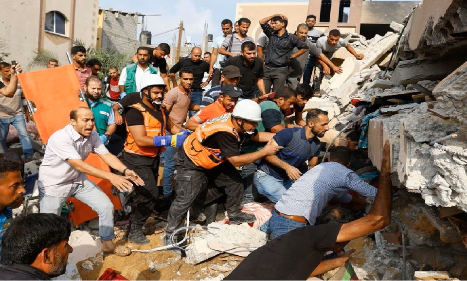 Người d&acirc;n Palestine t&igrave;m kiếm người bị thương dưới đống đổ n&aacute;t khi Israel tấn c&ocirc;ng Khan Younis, ph&iacute;a nam D&atilde;y Gaza. Nguồn: Press TV