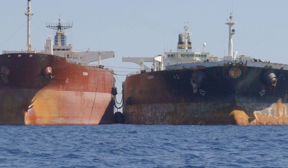 Hai t&agrave;u chở dầu của Nga di chuyển qua Vịnh Laconia, Hy Lạp, ng&agrave;y 19/9. Ảnh: Bloomberg