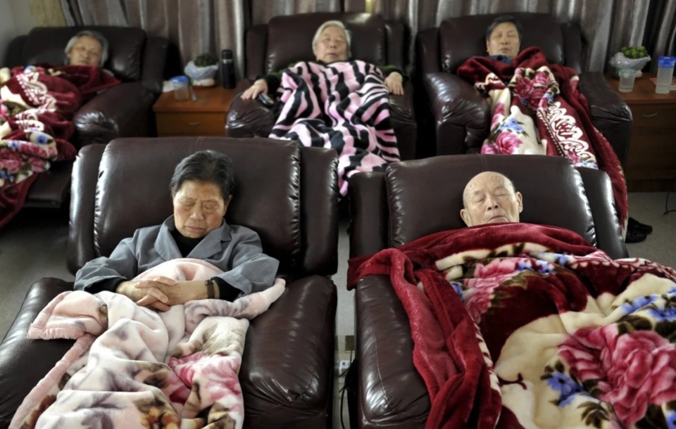 Người gi&agrave; ngủ trưa tại một trung t&acirc;m chăm s&oacute;c ban ng&agrave;y ở Thượng Hải. Ảnh: AP