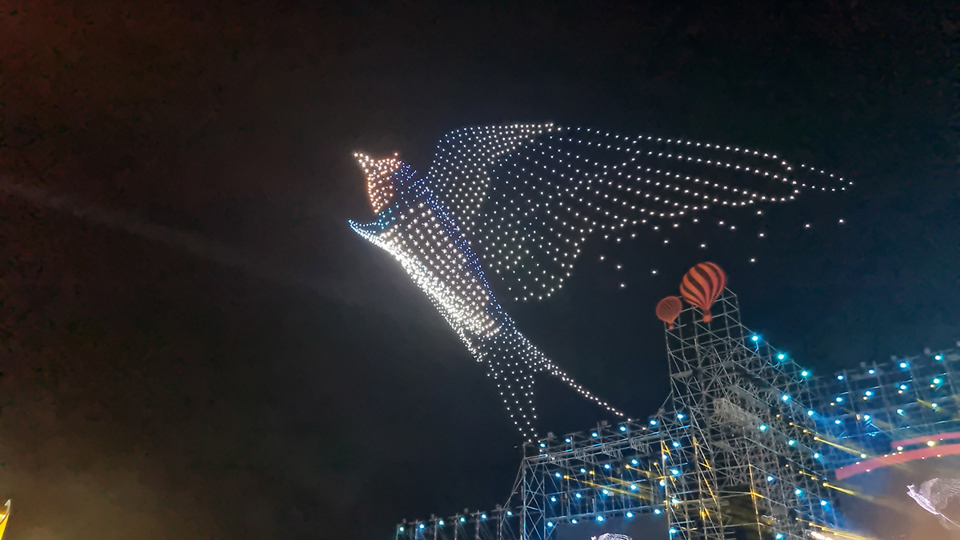 Festival Biển Nha Trang &ndash; Kh&aacute;nh H&ograve;a 2023 với&nbsp; m&agrave;n biểu diễn của 1.653 drone light lớn nhất Việt Nam từ trước tới nay. (Ảnh: Trung Nh&acirc;n)