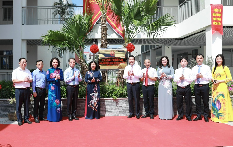 Phó Bí thư Thường trực Thành ủy Nguyễn Thị Tuyến cùng lãnh đạo TP và các đại biểu thực hiện nghi thức gắn biển công trình. Ảnh: Phạm Hùng