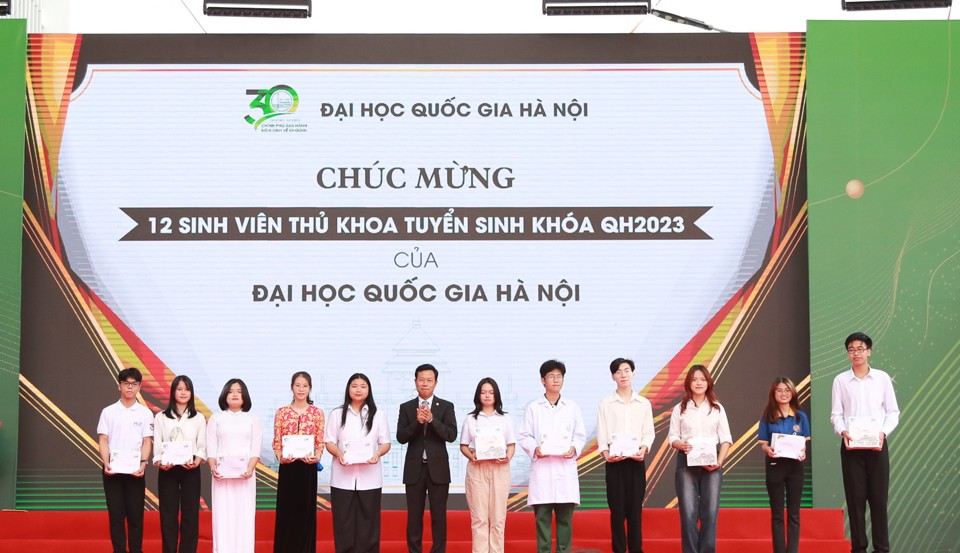 Giám đốc ĐHQGHN Lê Quân trao học bổng cho 12 thủ khoa