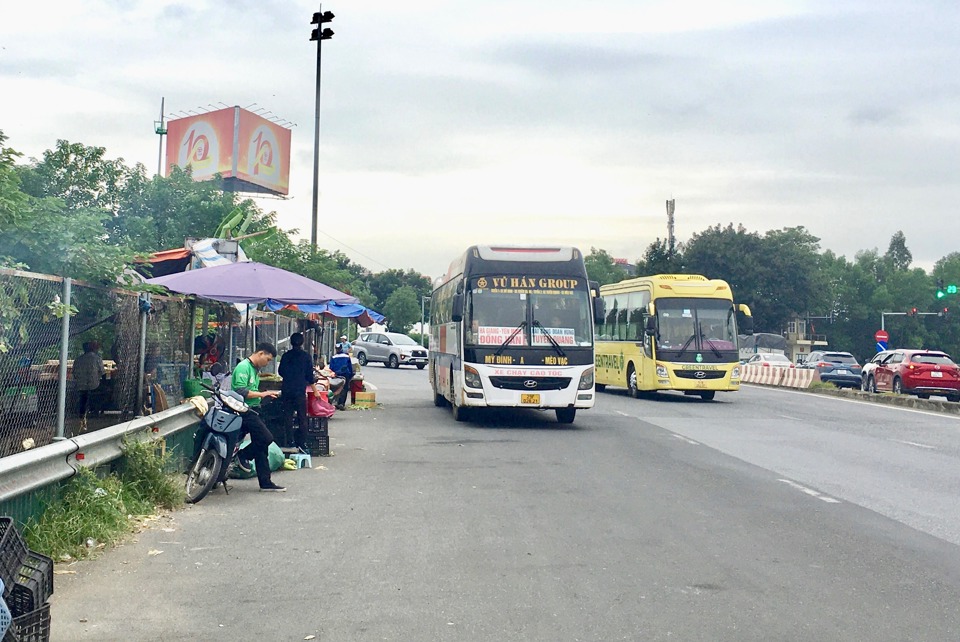 Phương tiện dừng đỗ, đ&oacute;n trả kh&aacute;ch tr&ecirc;n Quốc lộ 2 đoạn qua huyện S&oacute;c Sơn.