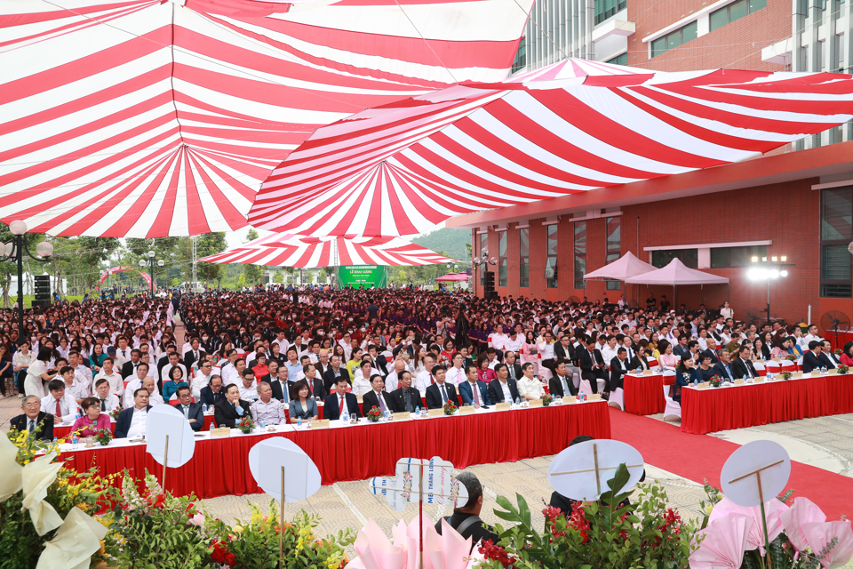Các đại biểu và sinh viên dự Lễ Khai giảng ĐHQGHN năm học 2023- 2024 tại Hòa Lạc