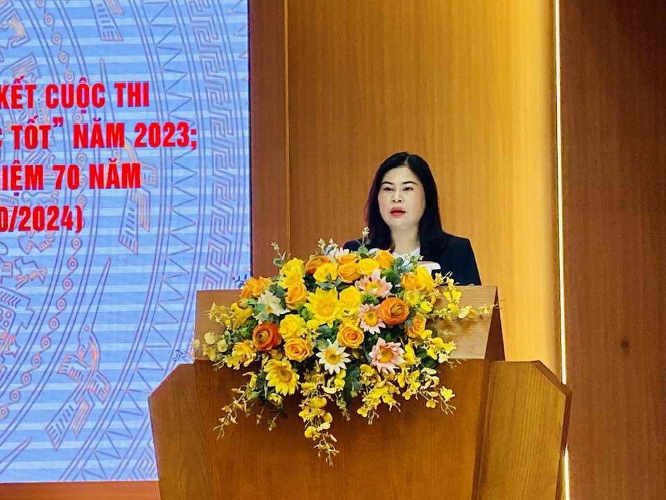 Chủ tịch UBND huyện Gia L&acirc;m Đặng Thị Huyền ph&aacute;t biểu tại hội nghị.