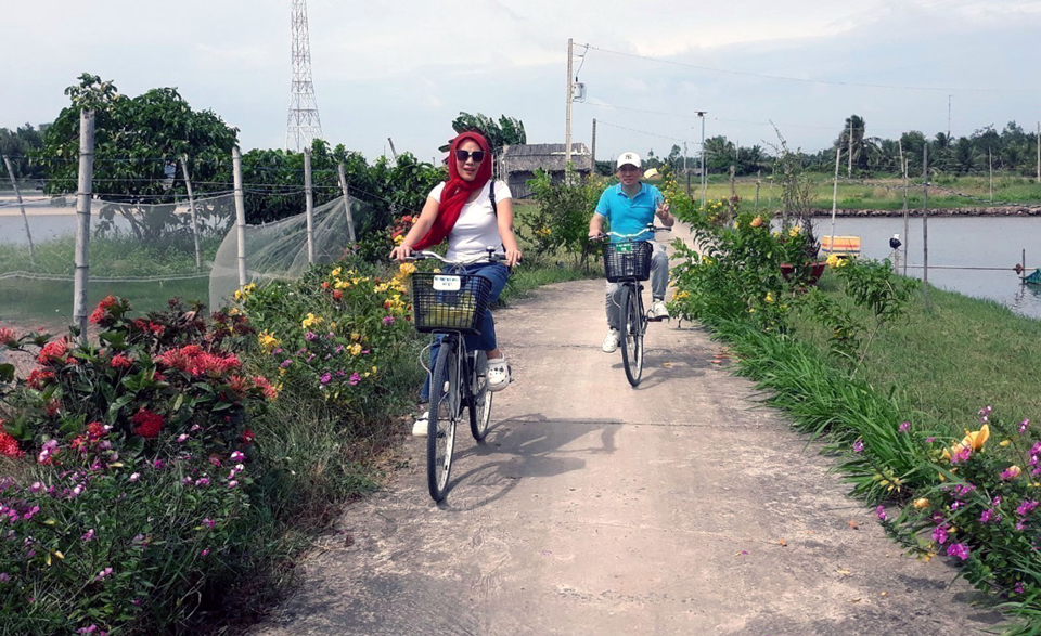 Du kh&aacute;ch tham gia tour du lịch kh&aacute;m kh&aacute; Cồn Chim (Tr&agrave; Vinh). Ảnh: Ho&agrave;i Nam