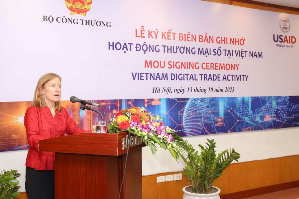 Gi&aacute;m đốc quốc gia USAID tại Việt Nam Aler Grubbs&nbsp;ph&aacute;t biểu tại lễ k&yacute; kết. Ảnh: moit.gov.vn