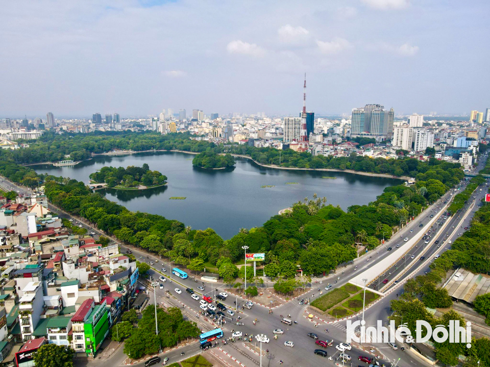 C&ocirc;ng vi&ecirc;n Thống Nhất (quận Hai B&agrave; Trưng, TP H&agrave; Nội) với diện t&iacute;ch khoảng 50ha, c&oacute; vị tr&iacute; đắc địa nằm ngay trung t&acirc;m Thủ đ&ocirc; n&ecirc;n thu h&uacute;t nhiều người d&acirc;n đến vui chơi mỗi ng&agrave;y, kể cả ng&agrave;y thường.