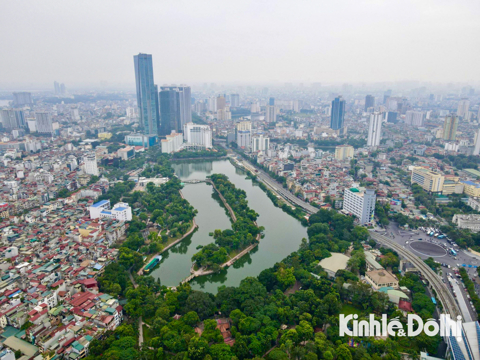 HĐND TP H&agrave; Nội vừa th&ocirc;ng qua Tờ tr&igrave;nh ph&ecirc; duyệt chủ trương đầu tư c&ocirc;ng với số vốn 886,4 tỷ đồng để cải tạo 3 c&ocirc;ng vi&ecirc;n Thống Nhất, Thủ Lệ v&agrave; B&aacute;ch Thảo.