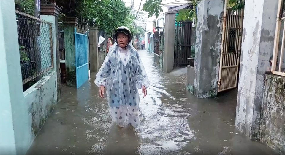 &Ocirc;ng Văn Gi&aacute;p (phường Thanh Kh&ecirc; T&acirc;y) cho biết, năm n&agrave;o cũng vậy, cứ v&agrave;o m&ugrave;a mưa l&agrave; ngập. Người d&acirc;n qu&aacute; khổ.