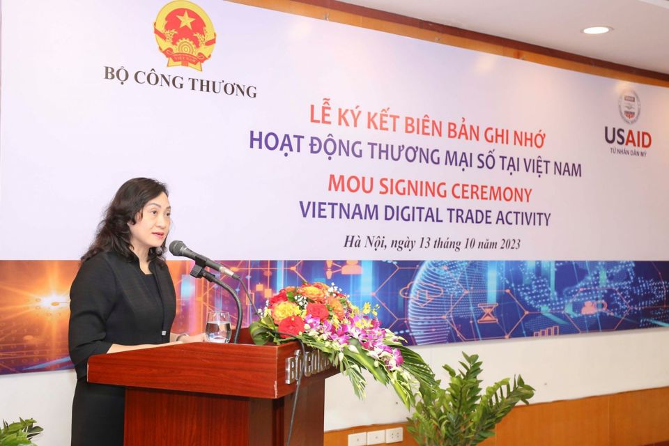 Thứ trưởng Bộ C&ocirc;ng Thương Phan Thị Thắng ph&aacute;t biểu tại buổi lễ. Ảnh: moit.gov.vn