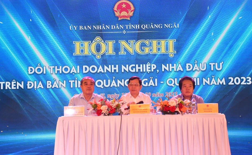 L&atilde;nh đạo tỉnh Quảng Ng&atilde;i chủ tr&igrave; hội nghị. (ảnh H&agrave; Phương)