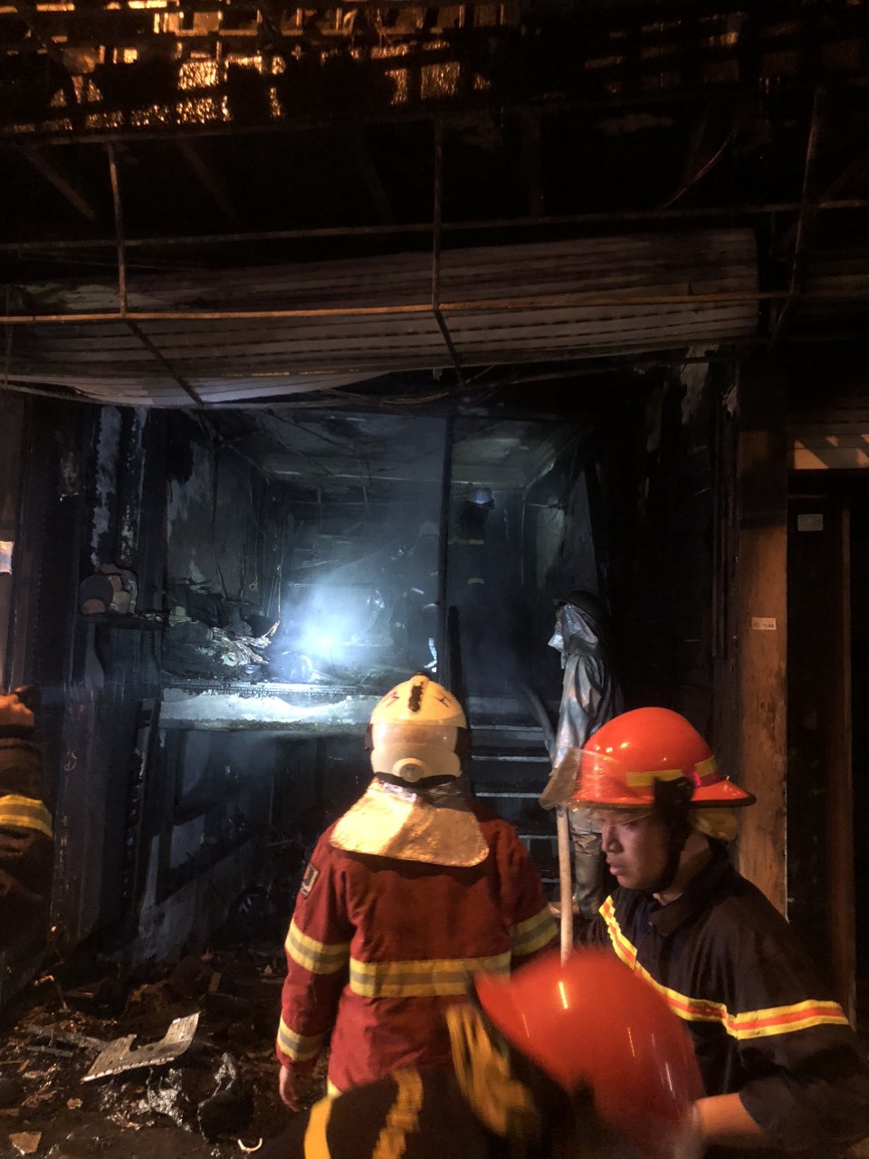 Hà Nội: Cháy dữ dội tại ngôi nhà 5 tầng trên phố Nguyễn Khoái trong đêm - Ảnh 2