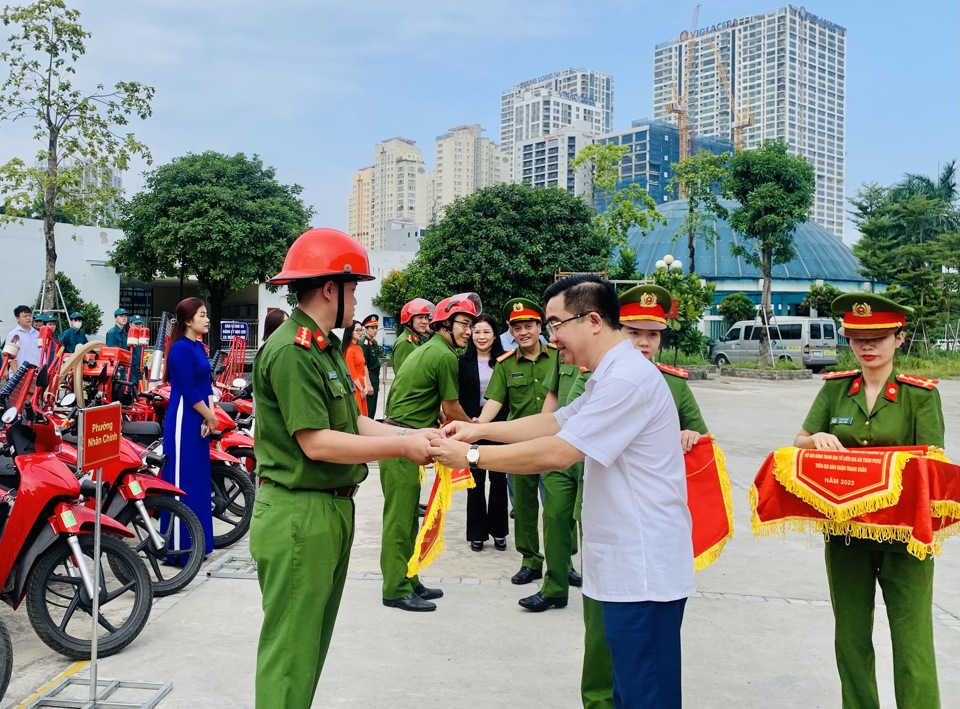 Chủ tịch UBND quận Thanh Xu&acirc;n V&otilde; Đăng Dũng trao cờ lưu niệm cho c&aacute;c đội thi