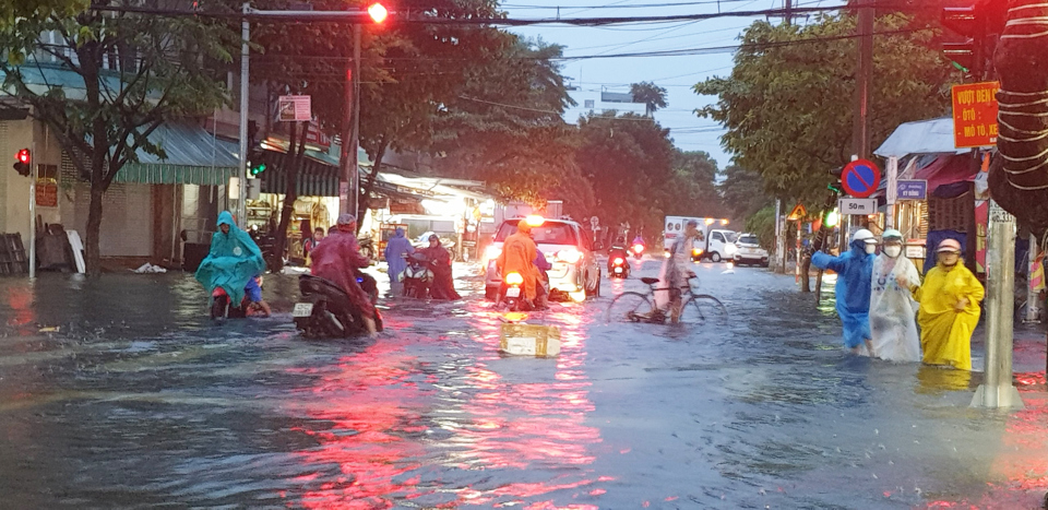 H&agrave;ng loạt tuyến phố kh&aacute;c ở Đ&agrave; Nẵng như&nbsp;Ho&agrave;ng Diệu, H&agrave; Huy Tập, Quang Trung, Hải Ph&ograve;ng, H&agrave;m Nghi, H&ugrave;ng Vương, Nguyễn Ho&agrave;ng&hellip; cũng bị nước bủa v&acirc;y.&nbsp;Ảnh: Quang Hải