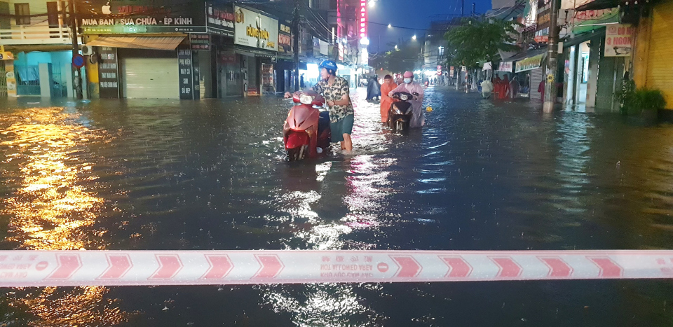 Nhiều khu vực ngập s&acirc;u n&ecirc;n cơ quan chức năng giăng d&acirc;y cảnh b&aacute;o.&nbsp;Ảnh: Quang Hải