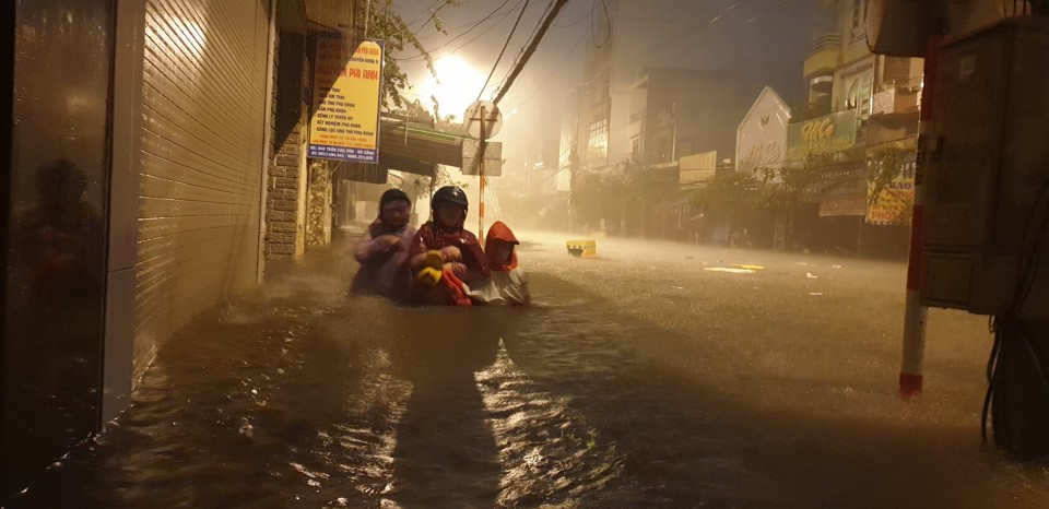 Cũng thời điểm n&agrave;y năm ngo&aacute;i (ng&agrave;y 14/10/2022), Đ&agrave; Nẵng xảy ra trận ngập lịch sử, nước gần như nhấn ch&igrave;m cả TP.&nbsp; 73.000 ng&ocirc;i nh&agrave; bị ngập lụt, c&oacute; nơi ngập đến 2 m, g&acirc;y thiệt hại 1.500 tỉ đồng. Đ&oacute; l&agrave; chưa kể&nbsp;h&agrave;ng ng&agrave;n xe m&aacute;y, &ocirc; t&ocirc; bị ng&acirc;m trong nước hư hỏng nặng chưa thể thống k&ecirc;.&nbsp;Ảnh: Quang Hải