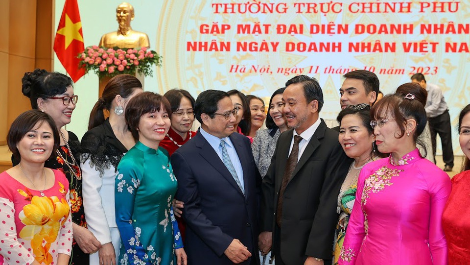 Thủ tướng Phạm Minh Ch&iacute;nh tr&ograve; chuyện với c&aacute;c đại biểu tại buổi gặp mặt của Thường trực Ch&iacute;nh phủ với đại diện doanh nh&acirc;n Việt Nam. Ảnh: Nhật Bắc