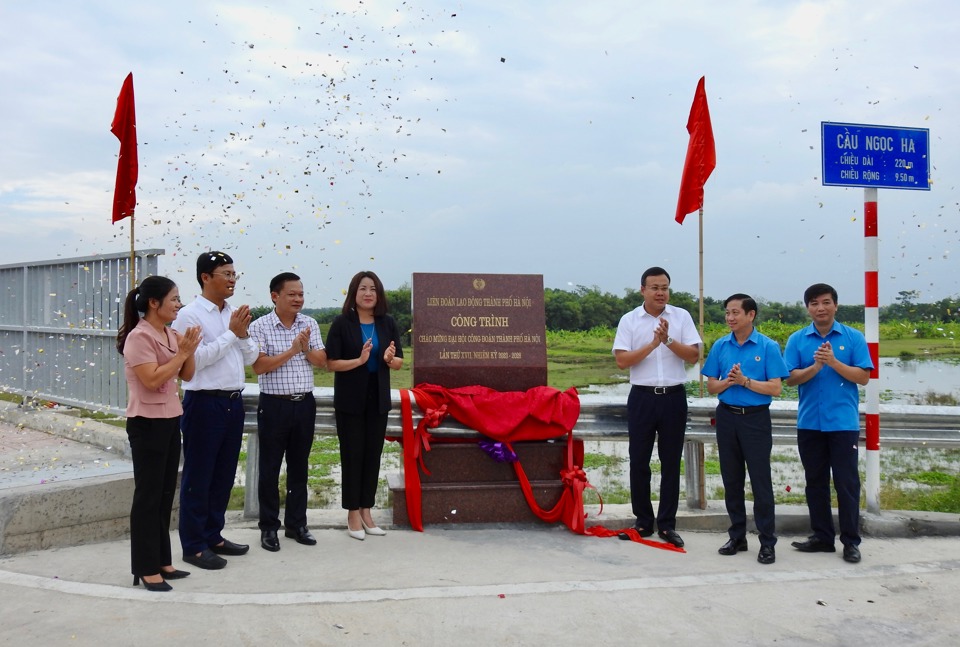 Đại diện Li&ecirc;n đo&agrave;n Lao động TP H&agrave; Nội, Đảng uỷ Khối c&aacute;c cơ quan TP H&agrave; Nội v&agrave; huyện S&oacute;c Sơn thực hiện nghi lễ gắn biển c&ocirc;ng tr&igrave;nh cầu Ngọc H&agrave;.