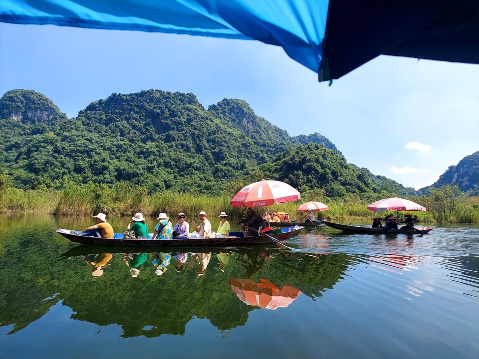 Du kh&aacute;ch v&atilde;n cảnh Thu tr&ecirc;n suối Yến. Ảnh: Trần Thụ.