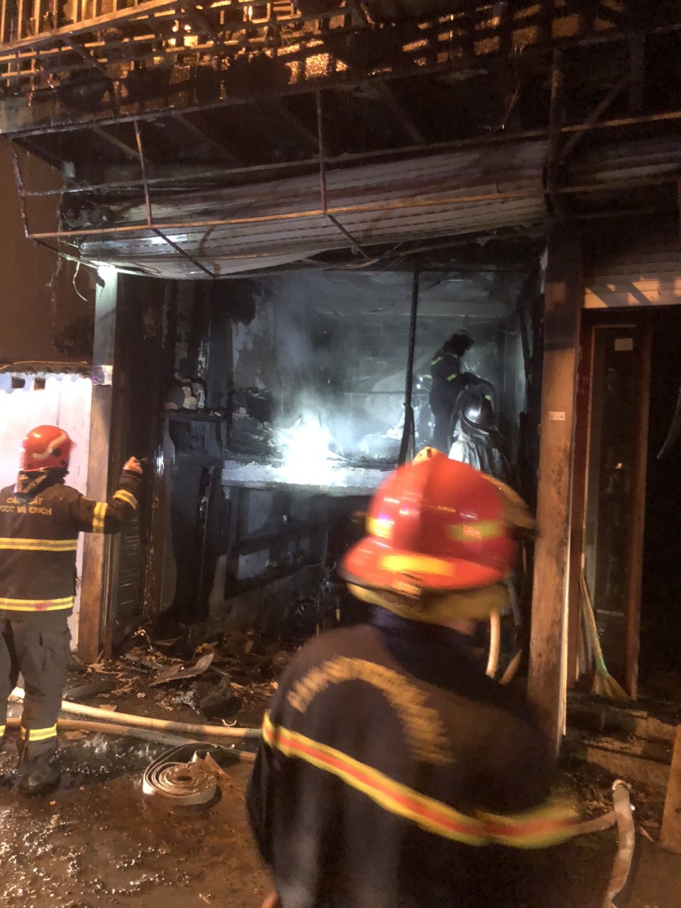 Hà Nội: Cháy dữ dội tại ngôi nhà 5 tầng trên phố Nguyễn Khoái trong đêm - Ảnh 3