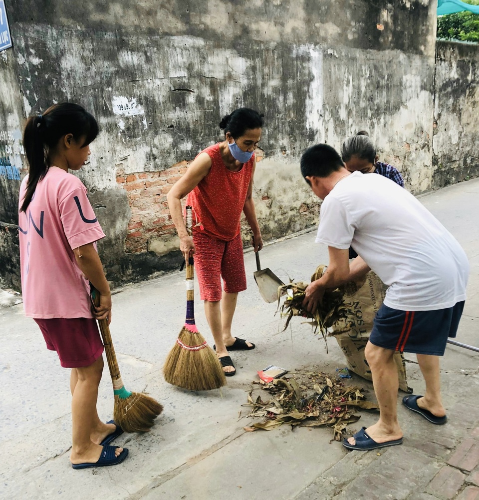 Người d&acirc;n tham gia vệ sinh m&ocirc;i trường tại th&ocirc;n x&oacute;m, khu d&acirc;n cư tại x&atilde; Thanh Cao, huyện Thanh Oai.