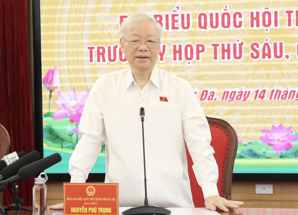 Tổng B&iacute; thư Nguyễn Ph&uacute; Trọng ph&aacute;t biểu trao đổi với cử tri Đơn vị bầu cử số 1.