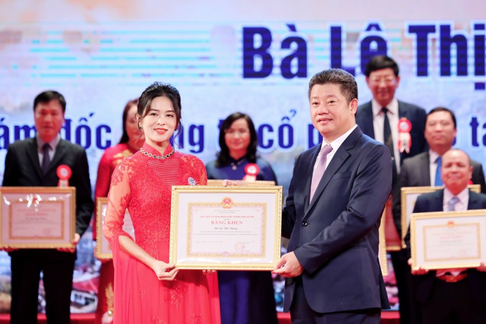 CEO Lê Dung là một trong những doanh nhân tiêu biểu được nhận Bằng khen của UBND TP Hà Nội năm 2022. Ảnh: Lâm Nguyễn