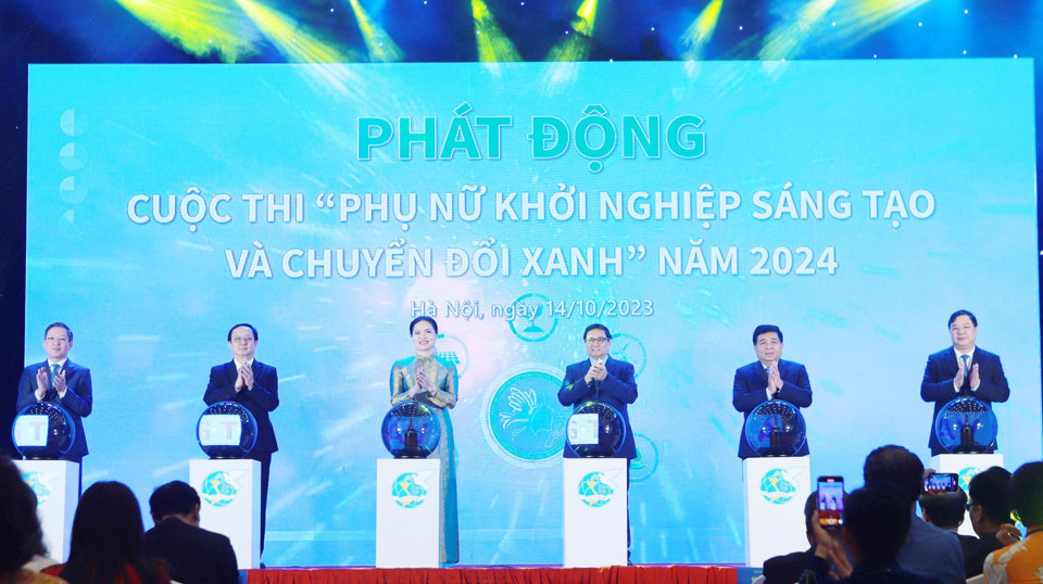 Thủ tướng Phạm Minh Ch&iacute;nh v&agrave; c&aacute;c đại biểu nhấn n&uacute;t ph&aacute;t động cuộc thi "Phụ nữ khởi nghiệp s&aacute;ng tạo v&agrave; chuyển đổi xanh" năm 2024.