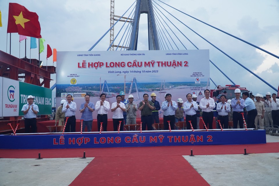 Thủ tướng Phạm Minh Ch&iacute;nh v&agrave; c&aacute;c đại biểu thực hiện nghi lễ hợp long Cầu Mỹ Thuận 2.&nbsp;