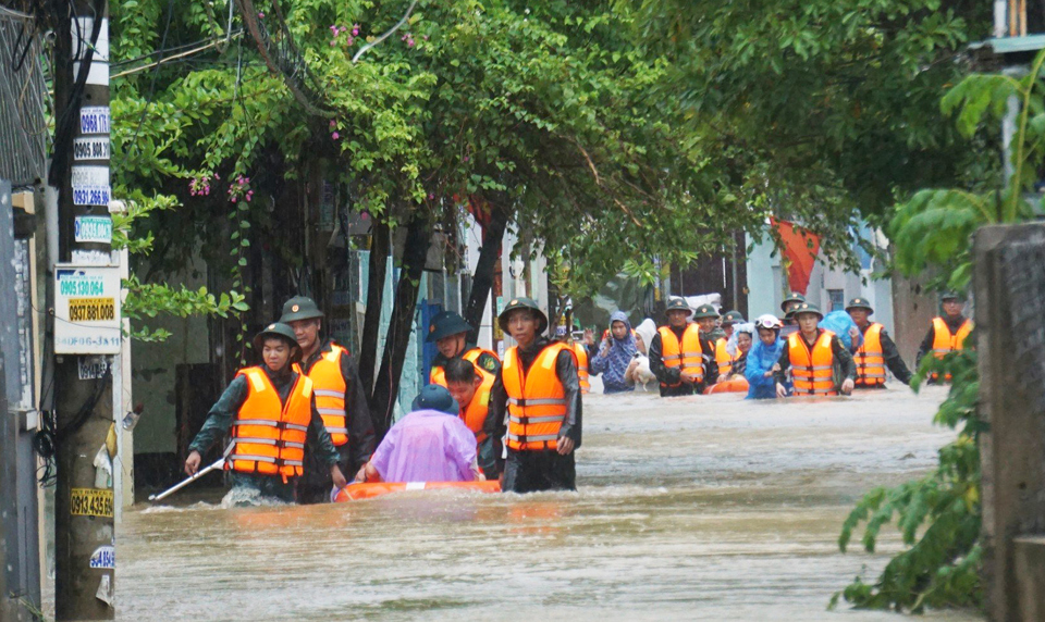 Lực lượng cứu hộ sơ t&aacute;n người d&acirc;n ra khỏi khu vực ngập s&acirc;u đường Mẹ Suốt.