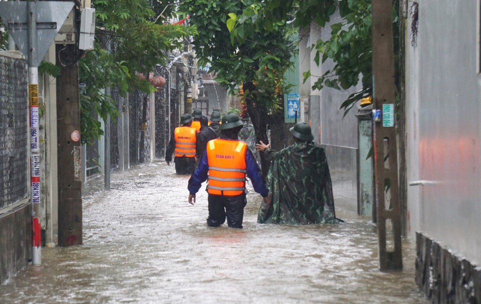 Khu vực đường Mẹ Suốt v&iacute; như rốn lũ của Đ&agrave; Nẵng mỗi m&ugrave;a mưa đến. Tại đ&acirc;y, trong đợt ngập n&agrave;y c&oacute; nơi nước s&acirc;u hơn 1m. C&aacute;c chiến sĩ vượt qua d&ograve;ng nước, tiếp cận từng ng&otilde;, hẻm để ứng cứu người d&acirc;n.