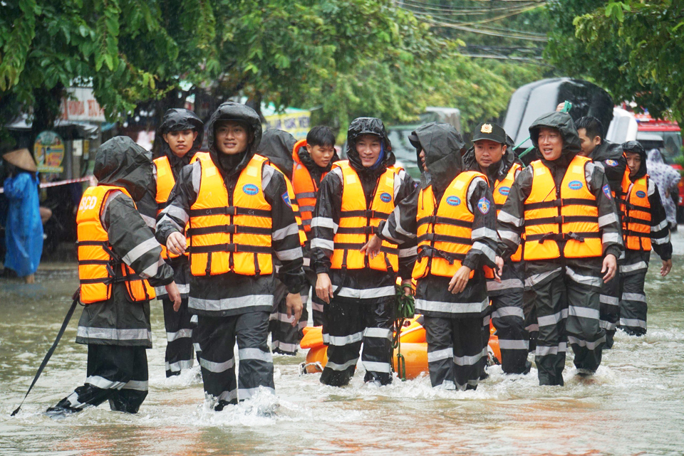 C&aacute;c lực lượng c&ocirc;ng an, qu&acirc;n đội, ch&iacute;nh quyền địa phương đ&atilde; d&ugrave;ng xuồng cứu hộ đi s&acirc;u v&agrave;o c&aacute;c ng&otilde;, hẻm ở đường Mẹ Suốt (phường H&ograve;a Kh&aacute;nh Nam, quận Li&ecirc;n Chiểu) để tiếp tục sơ t&aacute;n người d&acirc;n v&ugrave;ng ngập s&acirc;u đến nơi an to&agrave;n.