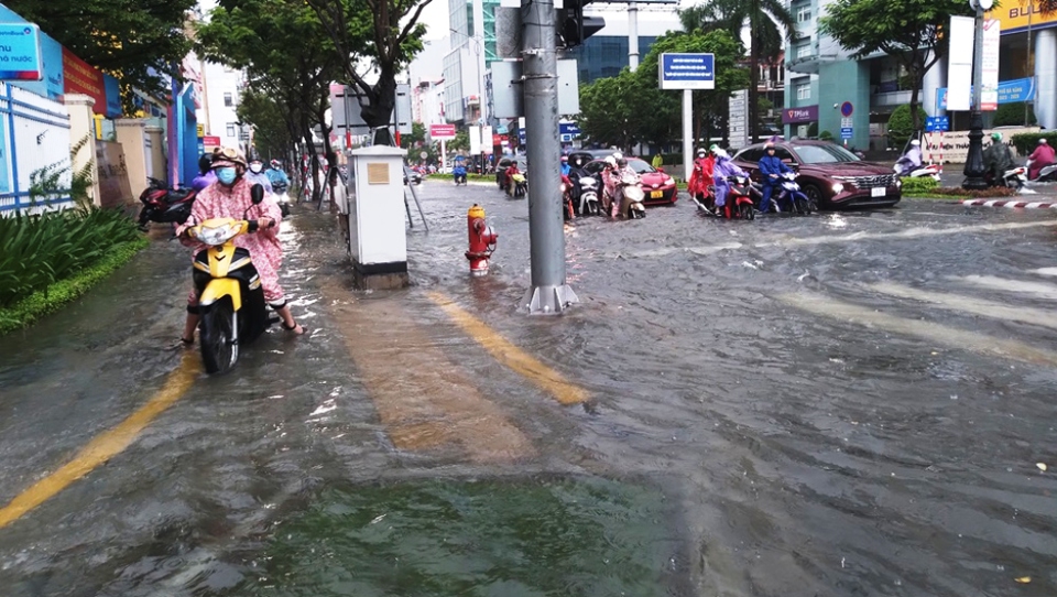 Đường phố tại Đ&agrave; Nẵng bị ngập nước do mưa lớn k&eacute;o d&agrave;i.