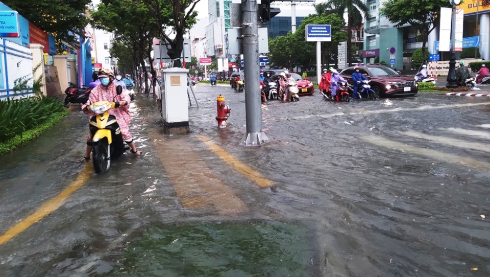 Mưa tiếp diễn, nhiều tuyến đường tại c&aacute;c tỉnh khu vực miền Trung vẫn đang bị ngập nước.