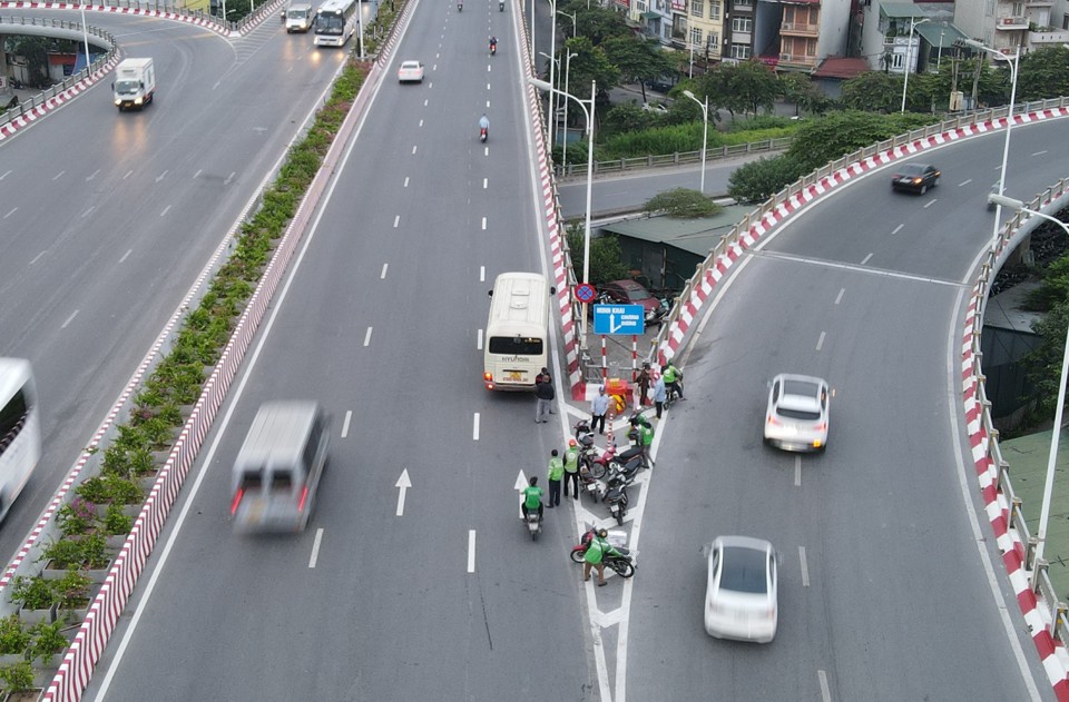 Nhiều t&agrave;i xế xe &ocirc;m tụ tập tr&ecirc;n cầu Vĩnh Tuy chờ kh&aacute;ch.