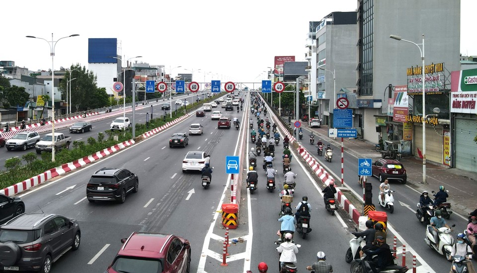 Xe m&aacute;y chen ch&acirc;n c&ugrave;ng &ocirc; t&ocirc; trong l&agrave;n tốc độ cao.&nbsp;