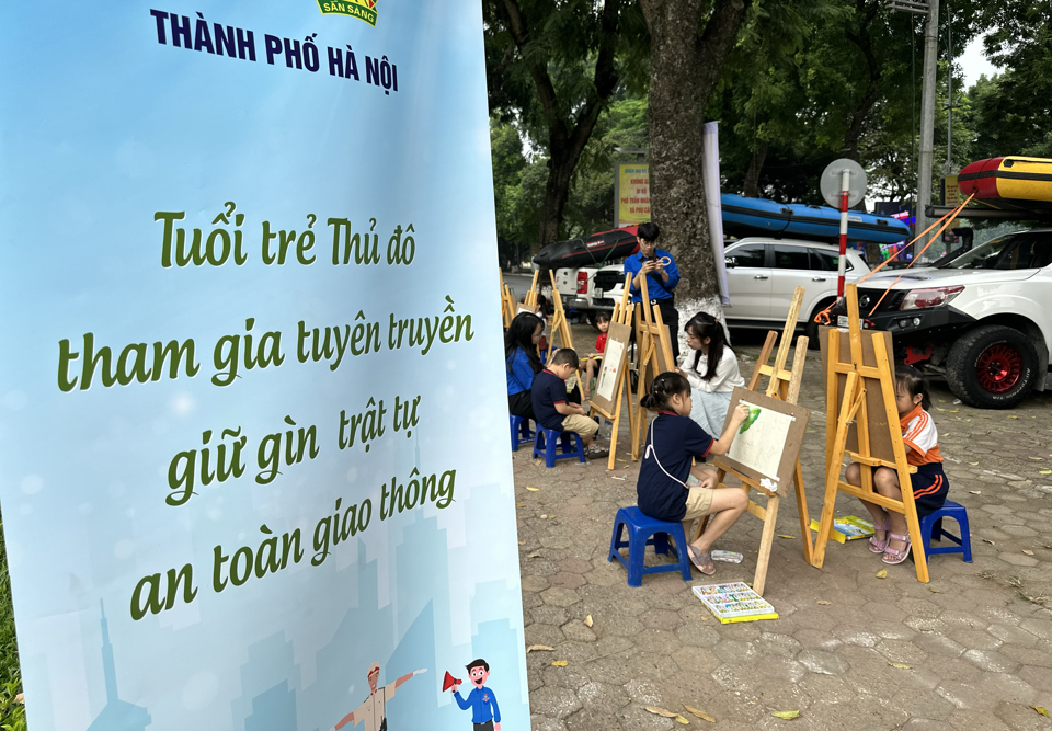 Tuổi trẻ Thủ đô tham gia tuyên truyền, giữ gìn trật tự An toàn giao thông - Ảnh 1